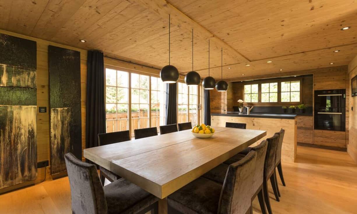 Auf der 350 m² grossen Wohnfläche sind fünf geräumige Zimmer sowie fünf Badezimmer verteilt. Das weitläufige Esszimmer vereint Küche und Wohnzimmer.