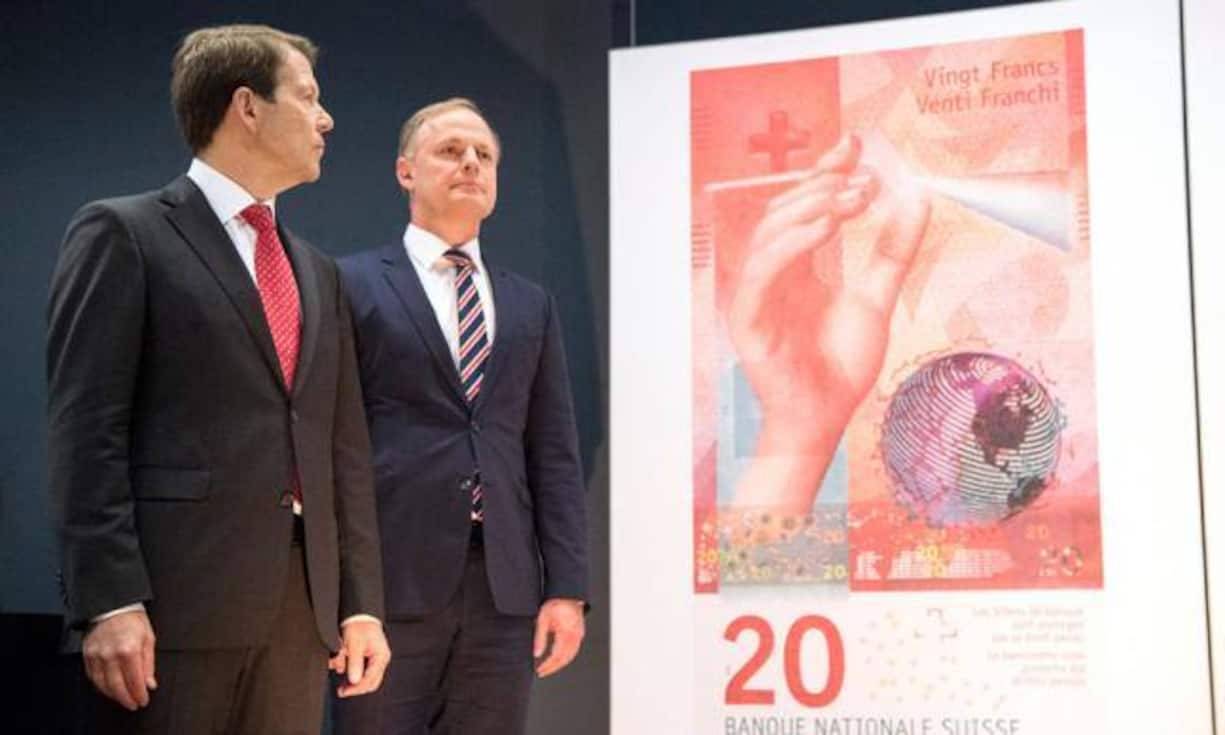 Mit 15 Sicherheitsmerkmalen will die Nationalbank ihre neue Notenserie fälschungssicher machen. Hier präsentieren Fritz Zurbrügg (l.) und Thomas Wiedmer die neue Note der Presse.