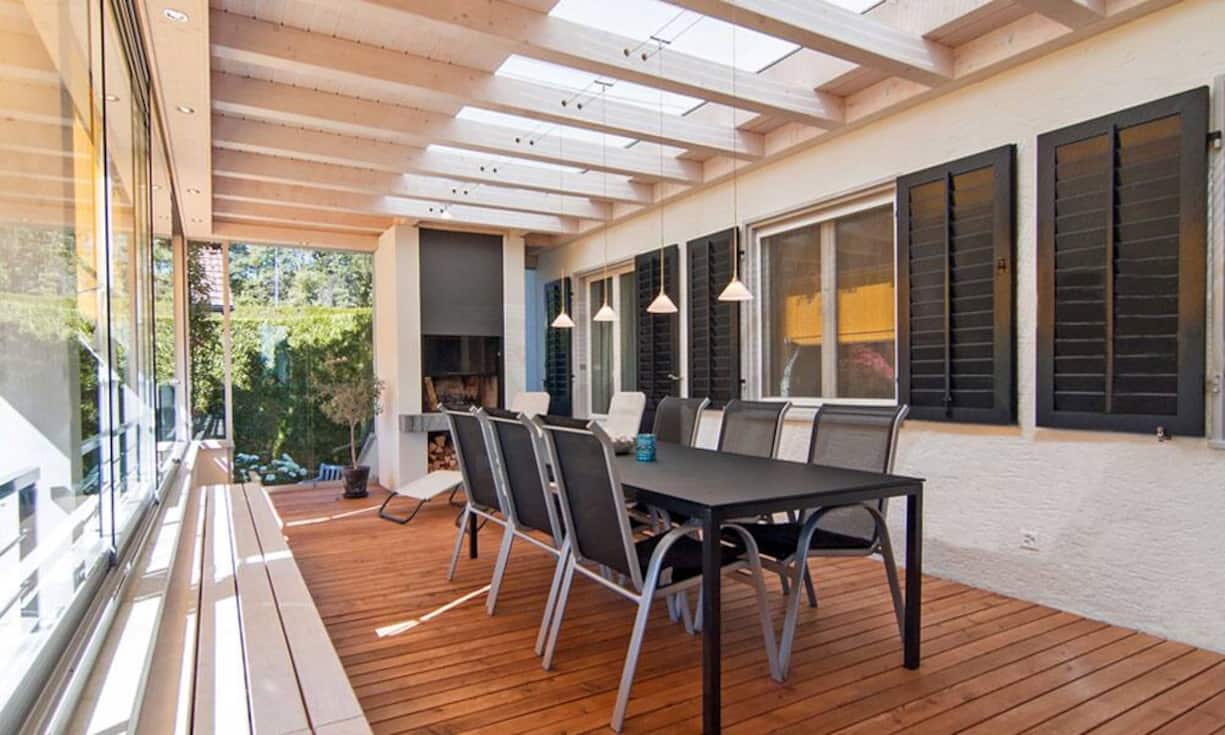 Ein Wintergarten mit Cheminée lädt auf 34 Quadratmetern zum Verweilen ein und gibt den Blick auf den Garten frei. Preis: 1'750'000 Franken Quelle und Bilder: Engel & Völkers