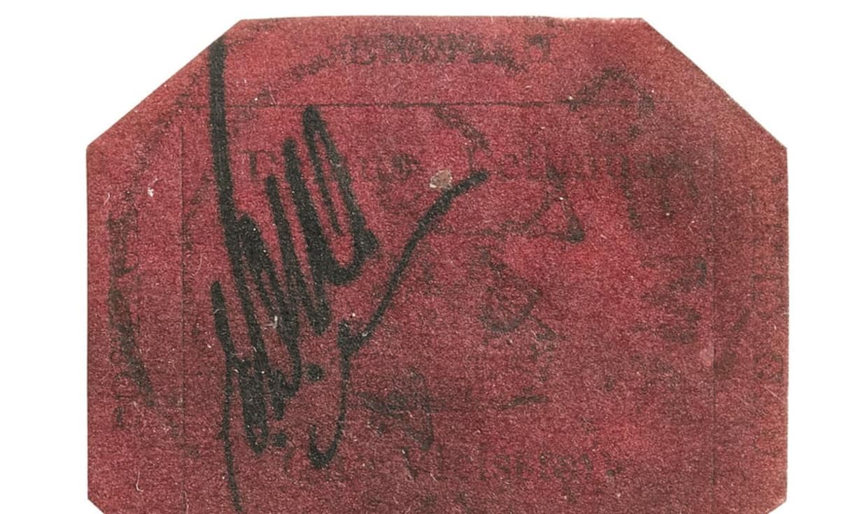 Ein Auktionsrekord, aber die Magenta-Marke ist auch nichts anderes gewöhnt: Jedesmal, wenn sie bislang versteigert wurde, hat sie den Weltrekord geknackt, zuletzt 1980, als sie 935'000 Dollar kostete.  Die Vorderseite der Briefmarke ist dunkelmagenta mit schwarzem Druck und Kritzeleien, die Rückseite etwas verblassteres Magenta mit noch mehr Stempeln und Kritzeleien.