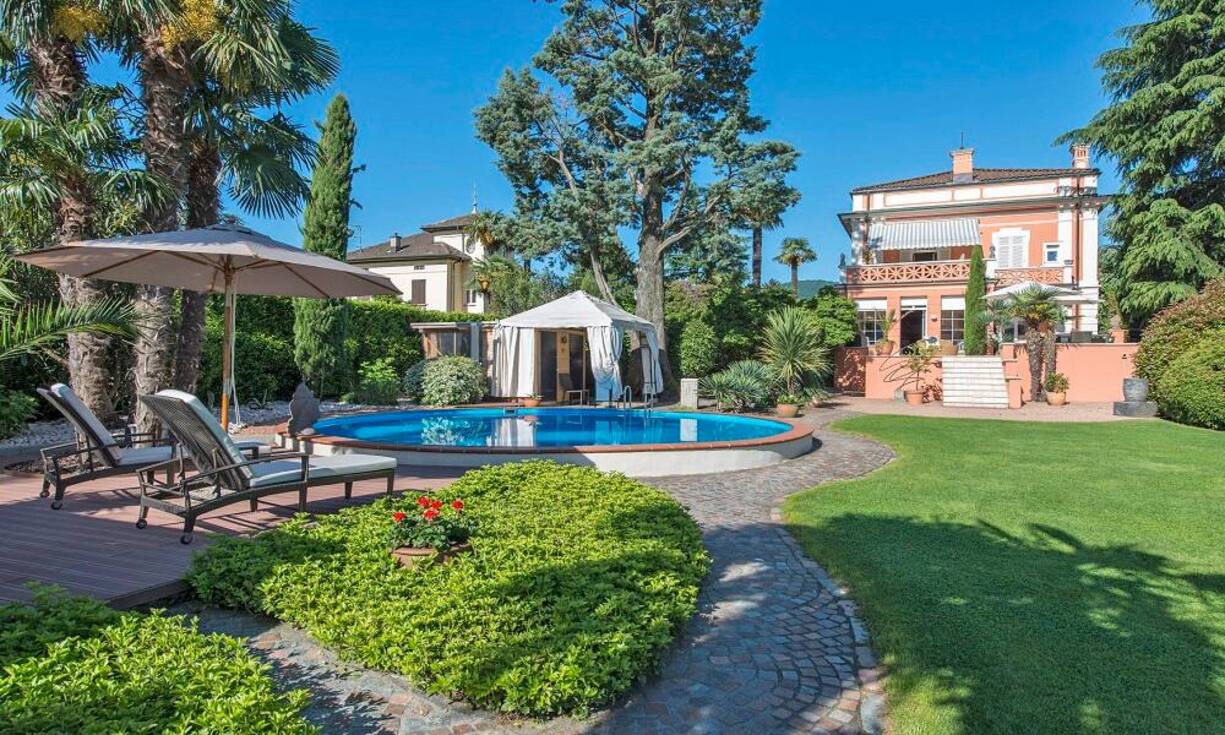 Die Villa mit Baujahr 1914 befindet sich am Ufer des Luganersees. Die Wohnfläche der Villa von 360 Quadratmetern verteilt sich auf drei Etagen.