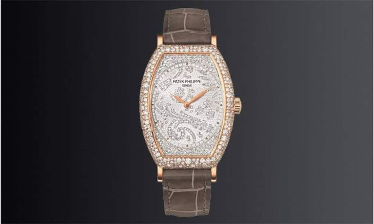 Vollendete Eleganz: Patek Philippe Ladies Gondolo im rotgoldenen Tonneaugehäuse mit 367 Diamanten auf dem Zifferblatt und 480 Diamanten auf dem Gehäuse. Mechanisches Formwerk mit Handaufzug.