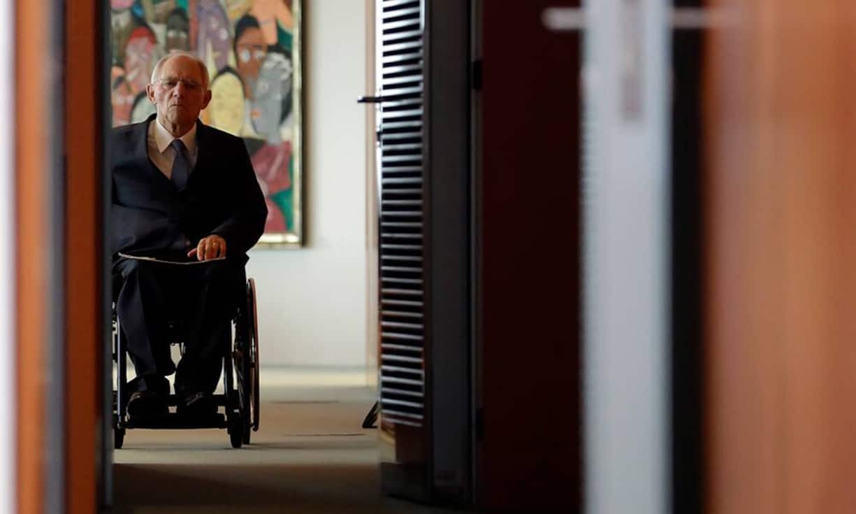 Mit dem deutschen Finanzminister Wolfgang Schäuble ist Juncker in stabiler Kollegialität verbunden – denn Schäuble bleibt ein leidenschaftlicher Europäer.Doch der immerzu umarmende Juncker kann auch anders, vor allem wenn er auf Nationalisten trifft …