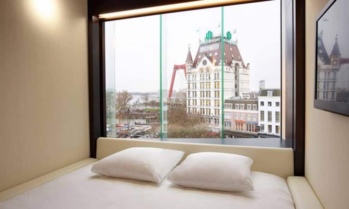 Die niederländische Kette CitizenM schmückt sich damit, dass ihre Zwei-Meter-Betten von Wand zu Wand reichen.Facebook/CitizenM