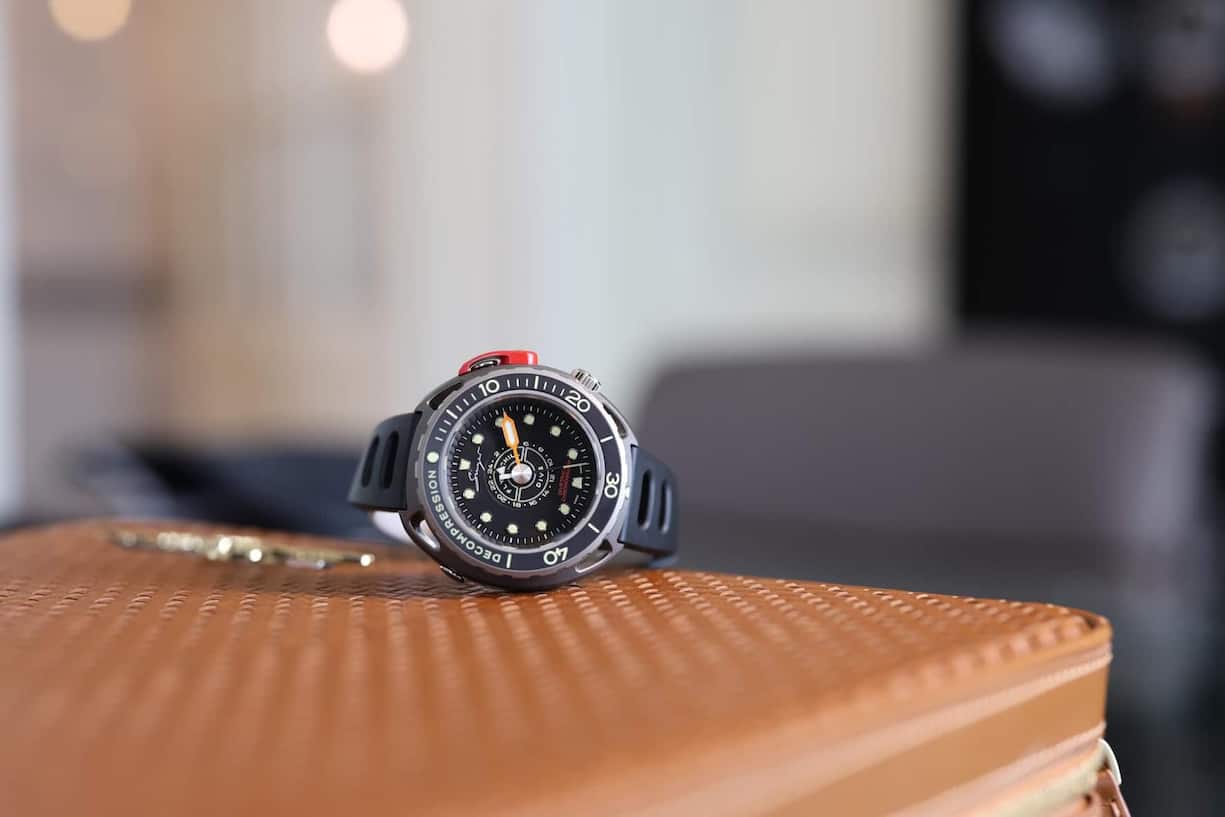 Singer Reimagined versenkt mit der Divetrack ein Haute-Horlogerie-Werk auf maximal 300 Meter Tiefe.
