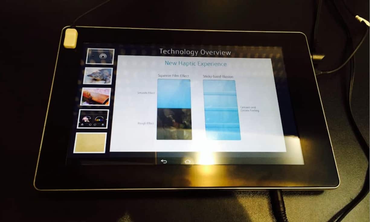 ...macht es ein Netz von Ultraschallsendern, die auf dem Screen punktgenaue Vibrationen erzeugen können - was die Fingerkuppe je nach Stärke als mehr oder weniger grossen Widerstand wahrnimmt. Nächstes Jahr soll die Technologie marktreif sein.