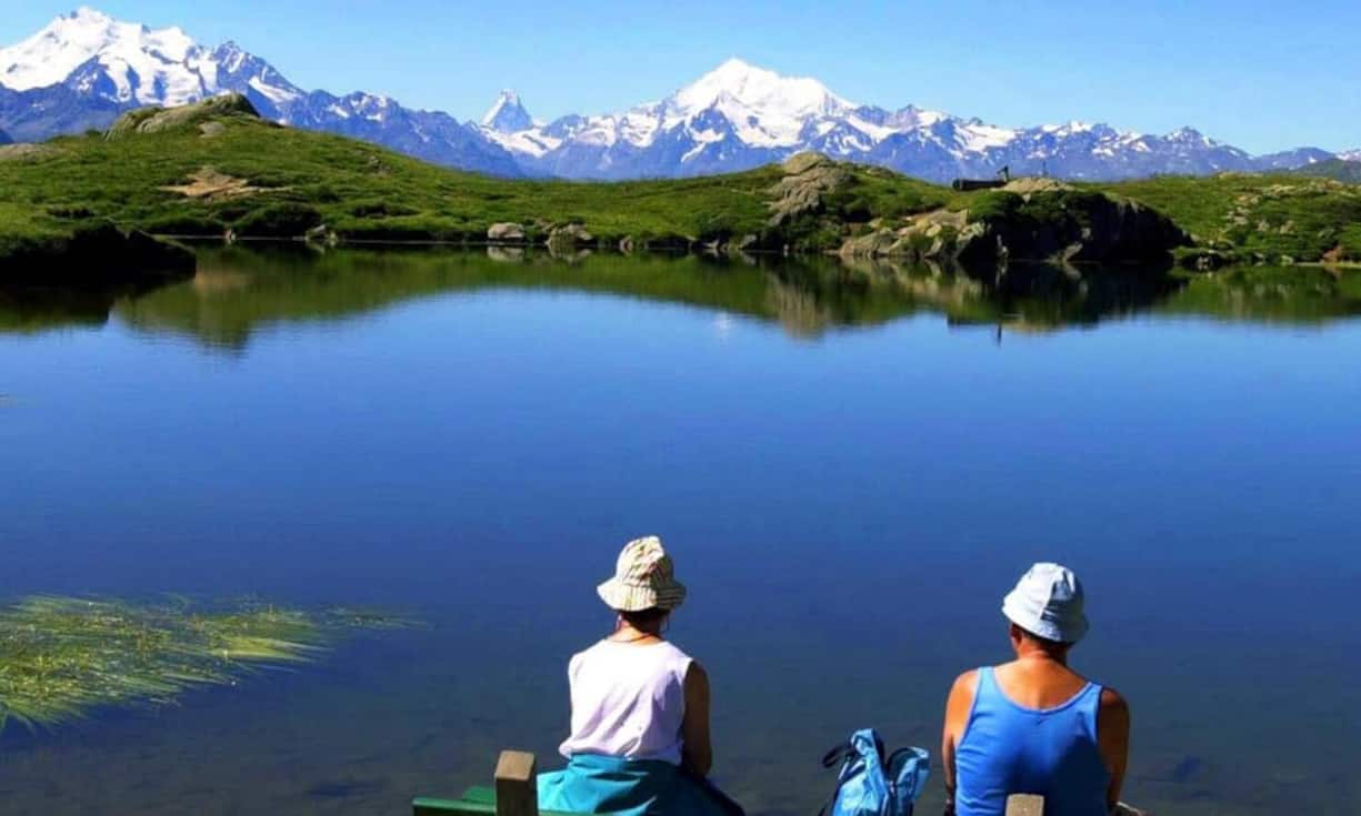 Der Blausee im Berner Oberland ist ein Erlebnis für alle Sinne: Hier geniessen Sie das Zusammenspiel von Ruhe und Erholung in mystischer Natur. Der Blausee liegt in einem bewaldeten Naturpark mit Spazierwegen, Picknickplätzen und Feuerstellen. Weil der See aus unterirdischen Quellen gespeist wird, ist das Wasser glasklar.Keystone