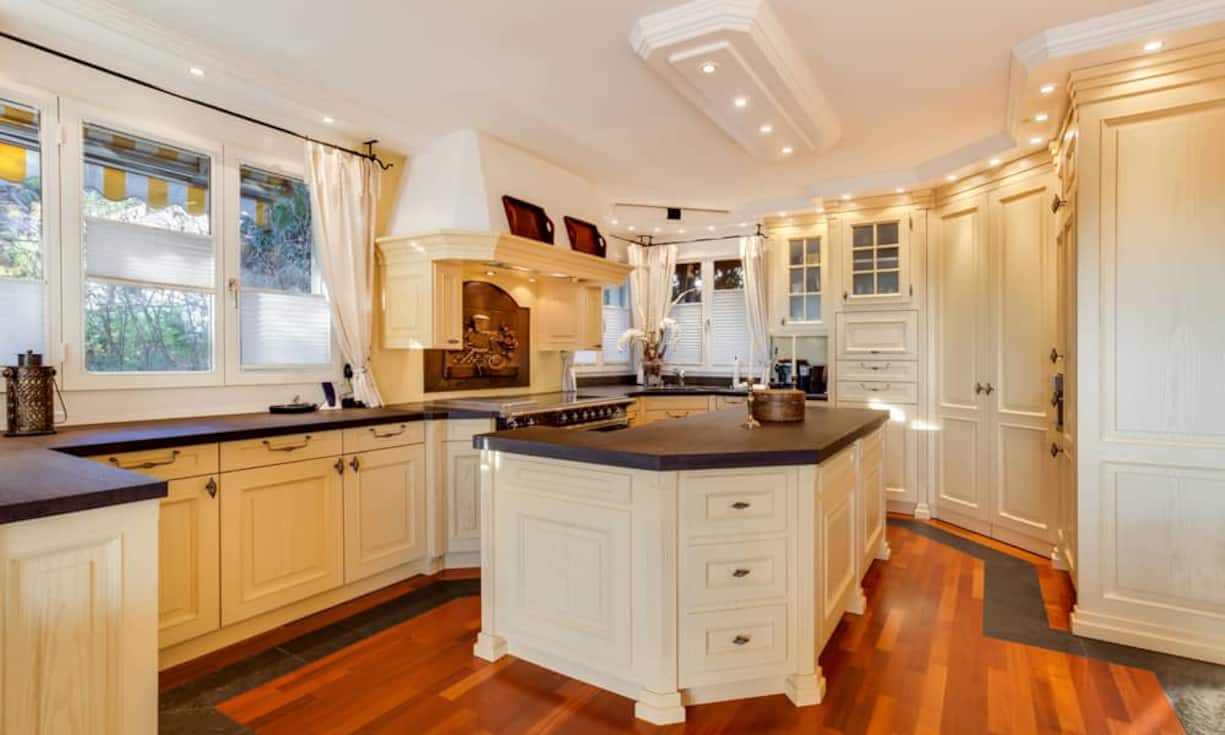 Auch die Einbauküche lässt keine Wünsche offen.