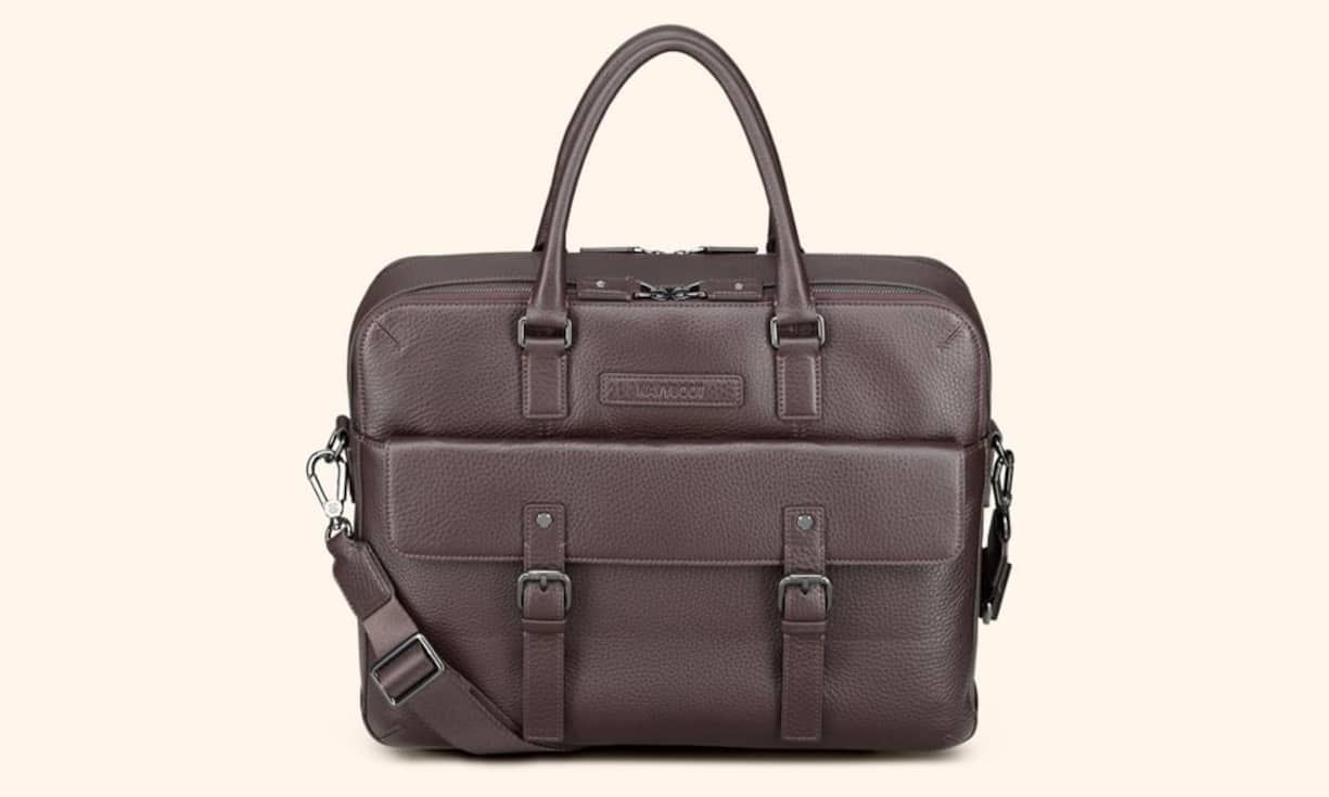 Organisationstalent: Navyboot Diese Tasche aus Leder ist geräumig. 5 Beuteltaschen, ein abnehmbarer Schlüsselring, 4 Kreditkartenfächer und eine herausnehmbare, gepolsterte Laptophülle sind vorhanden. Bei Globus erhältlich. Preis: 499 Franken .