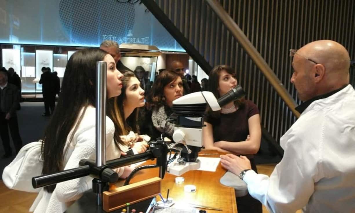 Dazu gehören auch die Uhrmacher selbst, die ihr Handwerk der Fachwelt präsentieren können, hier bei Blancpain.