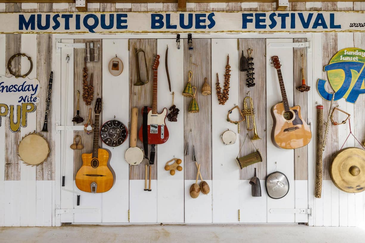 Basil’s Bar: Das Herzstück des Insellebens ist geprägt von Livemusik und karibischer Atmosphäre.