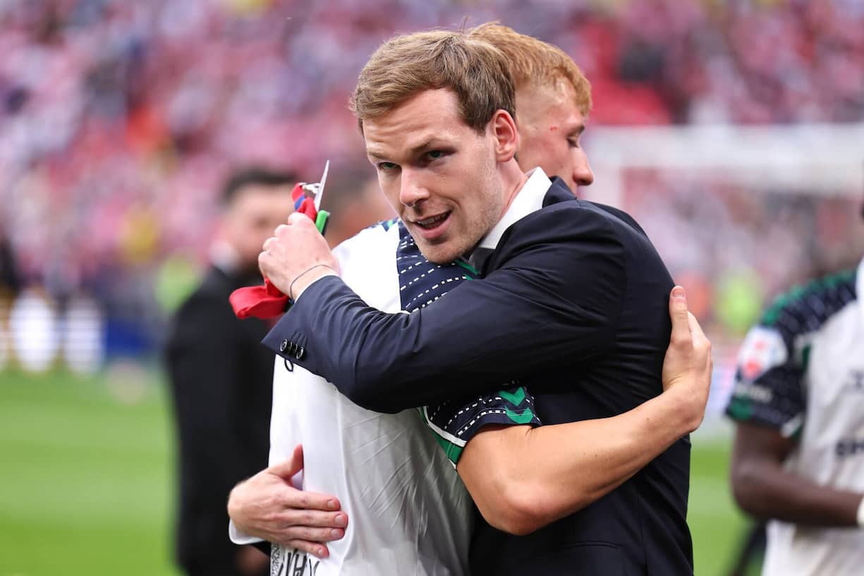 Kyril Louis-Dreyfus umarmt den Siegestorschützen Tom Watson nach dem Spiel am 24. Mai.