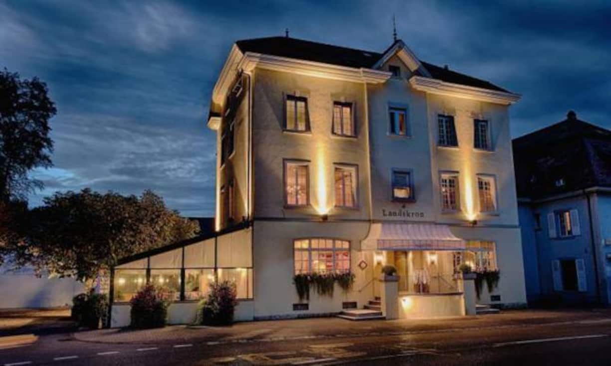 ...das Martin in Flüh (SO). Auch ausserhalb der Deutschweiz isst man aber gut: In der französischsprachigen Schweiz sind neu das La Table im Hôtel Le Sapin in Charmey (FR), das Les Alpes in Orsières (VS) und das Damien Germanier in Sion (VS) ausgezeichnet worden. Und im Tessin das Tentazioni in Cavigliano.