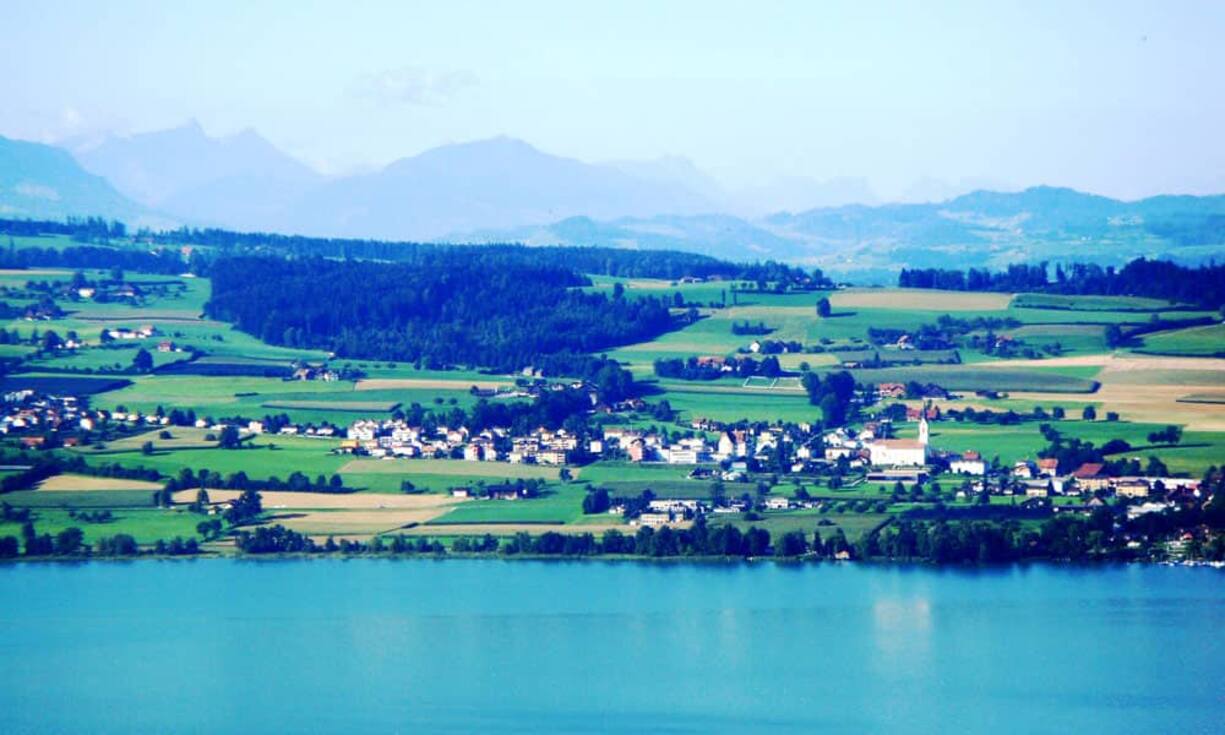 Der beheizte Wintergarten mit Ausblick auf den Sempachersee lädt zum verweilen ein. Preis: 3'320'000 Franken Quelle und Bilder: Engel & Völkers