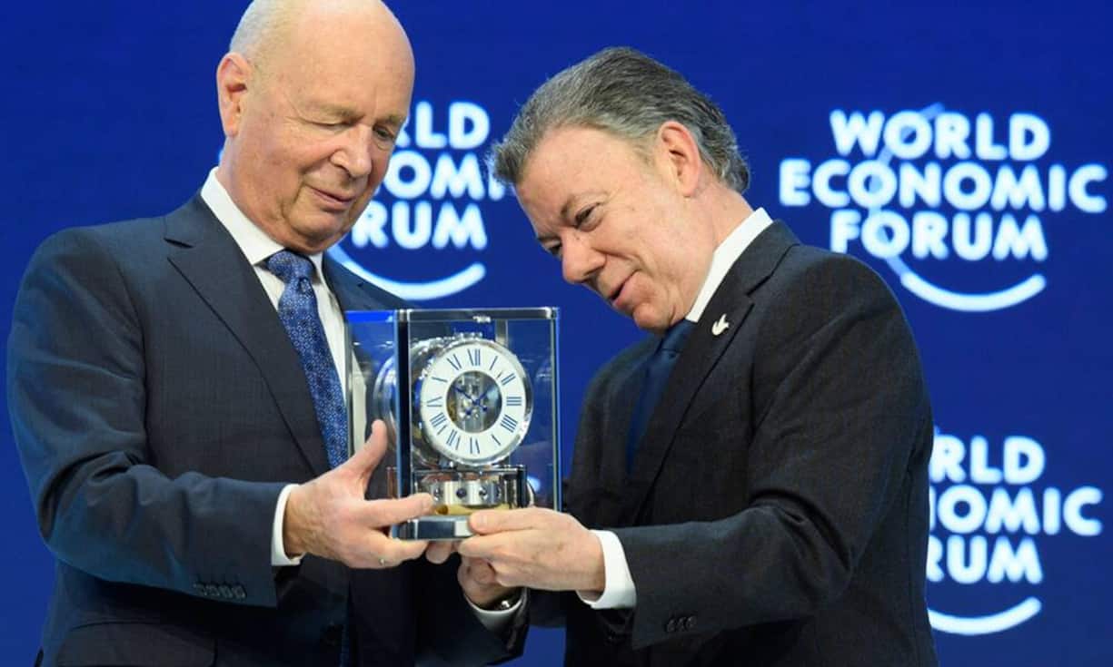 Die 47. Ausgabe des Weltwirtschaftsforums in Davos versammelt die Mächtigen der Welt:Für den Nobelpreisträger Juan Manuel Santos hat auch das WEF einen Preis: Klaus Schwab überreicht dem Präsidenten Kolumbiens den «Global Statesman Award».