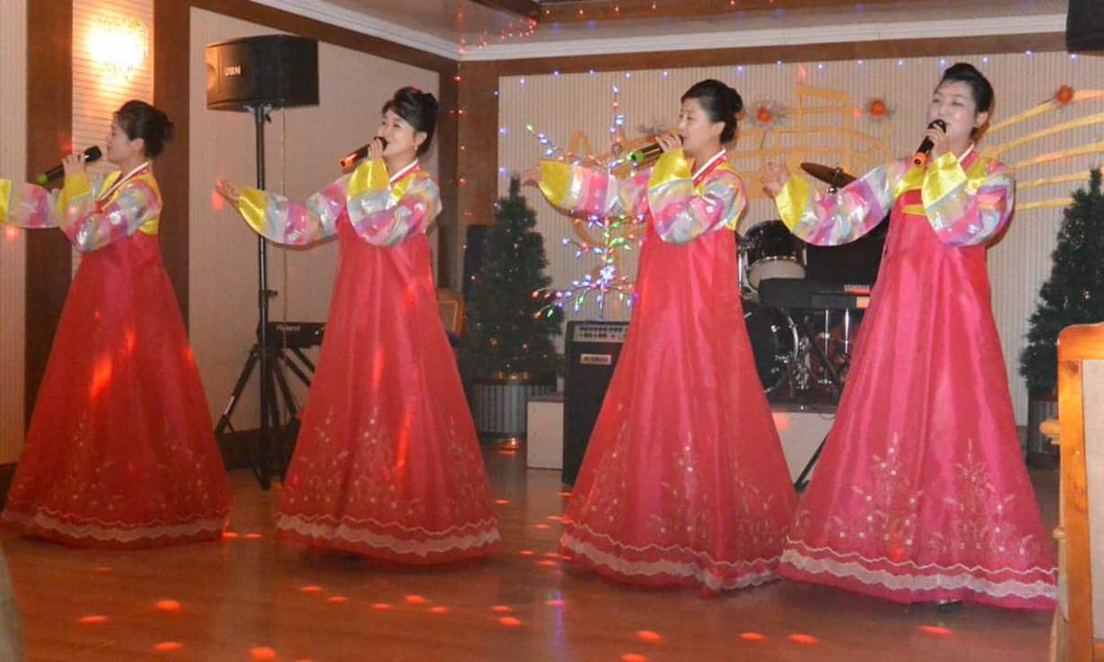 Eine Reise durch Nordkorea zeigt viele unterschiedliche Eindrücke: Hier singen Karaoke-Sängerinnen ein Lied.