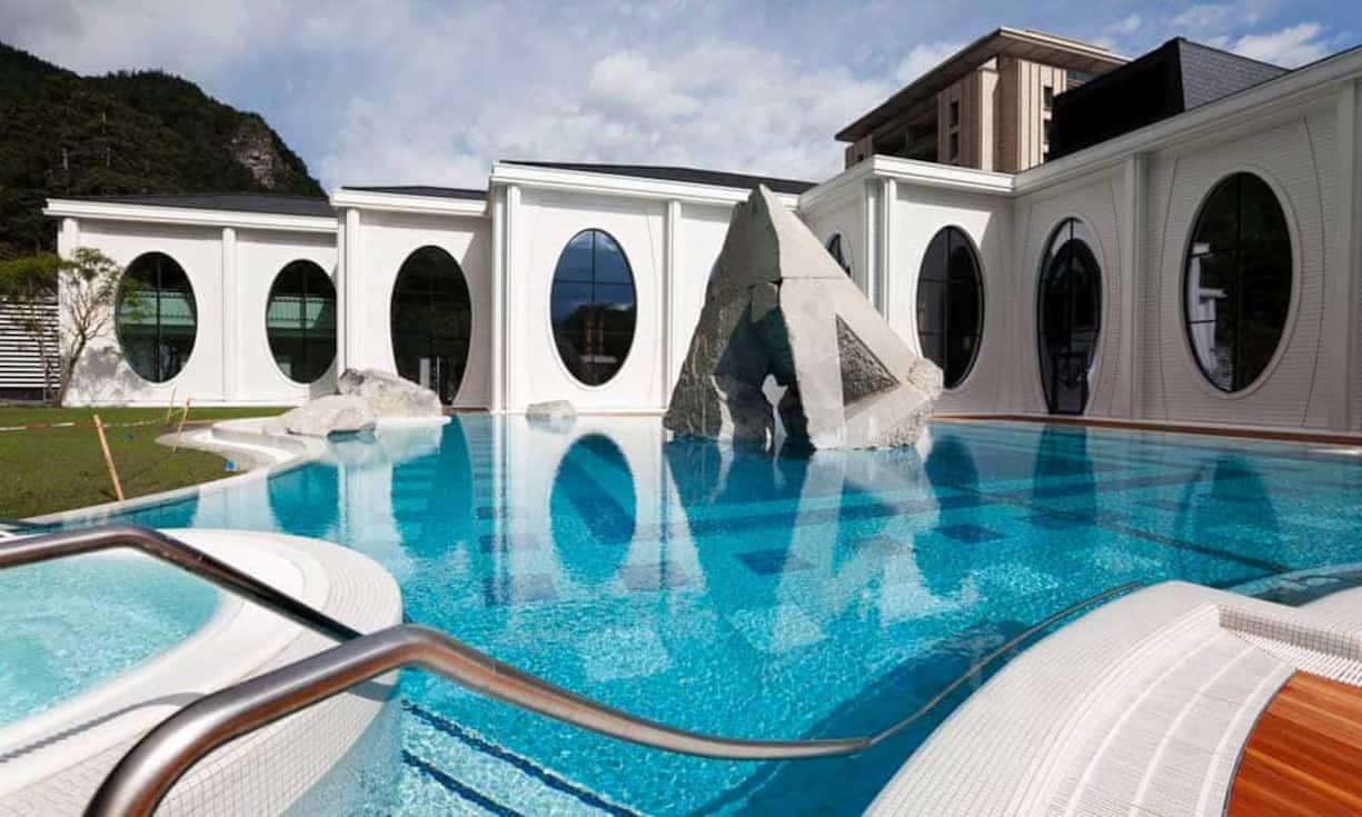 Kategorie «Stilvolle Gesundheitsvorsorge – revitalisieren und entgiften»»Den ersten Rang in dieser Kategorie belegt das Grand Resort Bad Ragaz. Das grosse Plus hier ist das heilende Wasser, in dem bereits einige Generationen Erholungsbedürftige badeten, als Wellness längst noch nicht Wellness hiess. Durch grosse Investitionen in den letzten Jahren blieb das Ressort bis heute eine Oase der aktiven und passiven Entspannung. Keystone