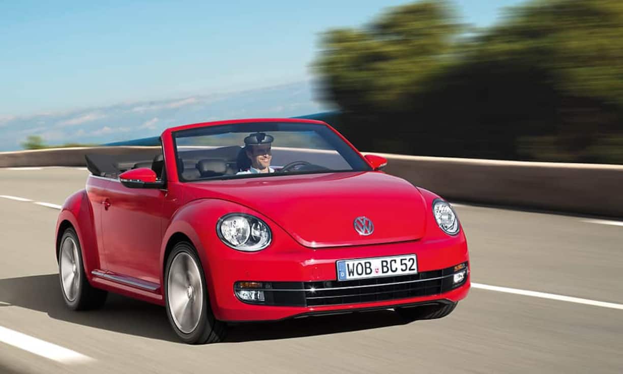 Wenn es einen Volkswagen unter den Stoffdachautos gibt, dann ist es das Käfer-Cabrio. Die nunmehr dritte Auflage kommt gerade auf den Markt und ist zugleich die beste: Sie ruht auf der ausgereiften Golf-VI-Plattform, fährt also mit Frontantrieb, ist kraftvoll motorisiert und dabei effizient. Angeboten werden fünf Benzin- und Dieselmotoren mit 105 bis 200 PS. V max? Mindestens 178 km/h. Beetle-Fahrer lachen öfter als andere; der Spass beginnt bei 25'000 Franken. (Bilder: PR)