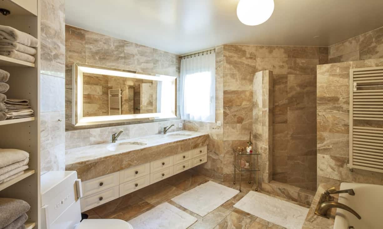 Ergänzt wird das Erdgeschoss durch die Gästetoilette und dem Masterroom mit Bad.