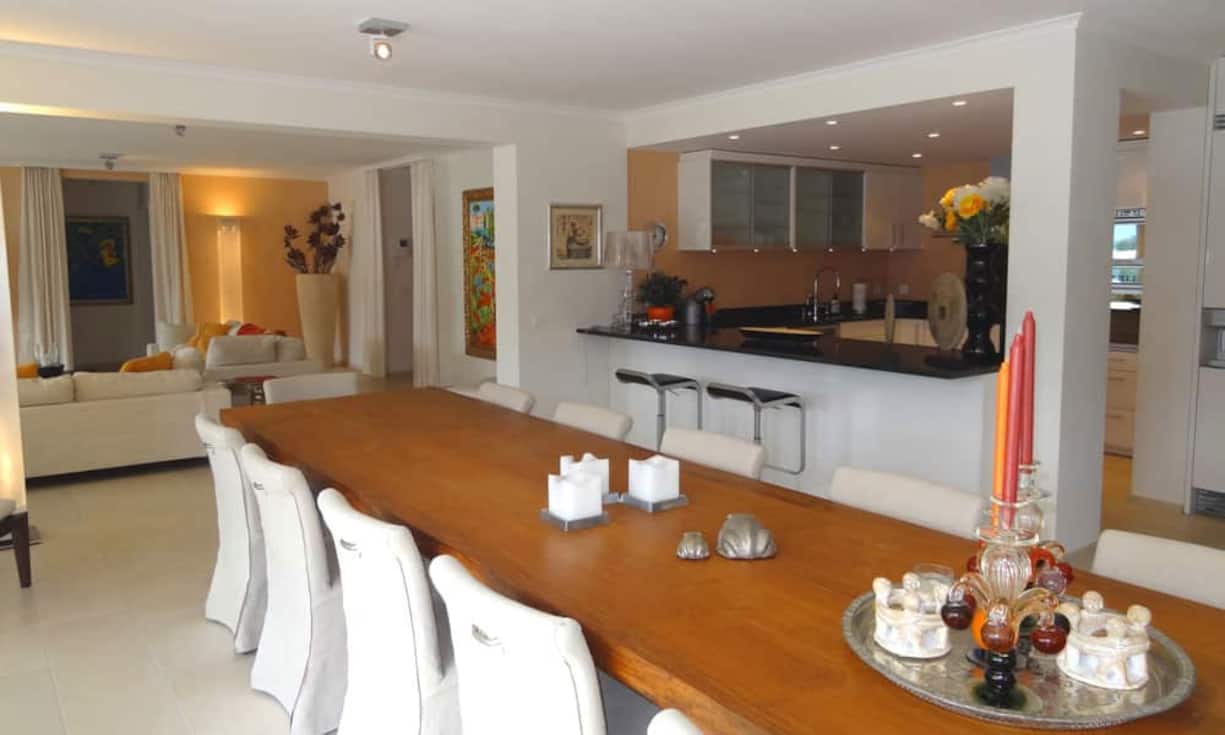 Vom Entrée gelangt man sowohl zum Wohn- und Essbereich mit offener Küche als auch zum Schlafbereich mit seinen zwei Räumen und zwei Bädern.