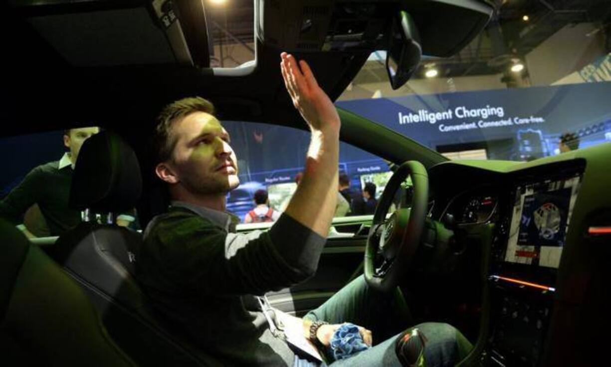 Schlaue Autos
Im VW Golf e-car demonstriert der deutsche Autobauer die Gestensteuerung. So kann mit einer einfachen Handbewegung das Dach geöffnet werden.