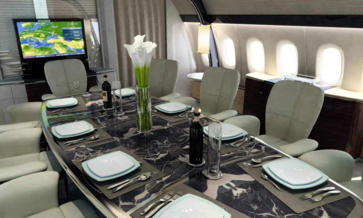 Es ist das Fortbewegungsmittel der Milliardäre, Herrscherfamilien und Staatschefs: Privatjets bieten einen ultimativen Luxus hoch über den Wolken. Ein Blick in die fliegenden Paläste. Das Bild zeigt das Speisezimmer in einer Boeing, eingebaut von Lufthansa Technik in Hamburg.Lufthansa Technik
