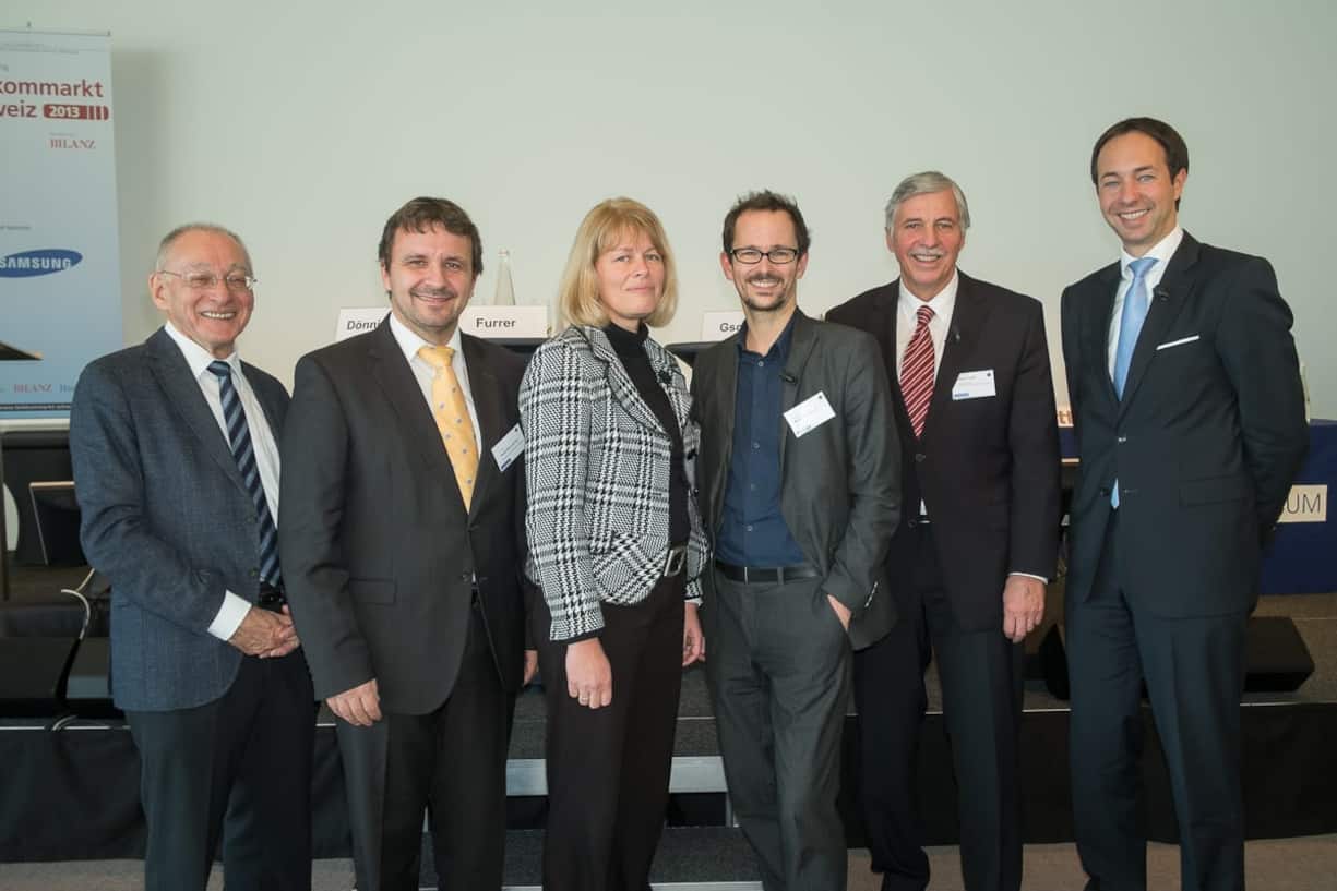 Fritz Sutter, Moderator; René Dönni Kuoni, Stv. Leiter Telecom, Bundesamt für Kommunikation BAKOM; Sara Stalder, Geschäftsleiterin, Stiftung für Konsumentenschutz SKS; Balthasar Glättli, Nationalrat Grüne; Marc Furrer, Präsident, ComCom; Sven Gschweitl, Leiter Internationale Abteilung, RTR Rundfunk und Telekom Regulierungs-GmbH;