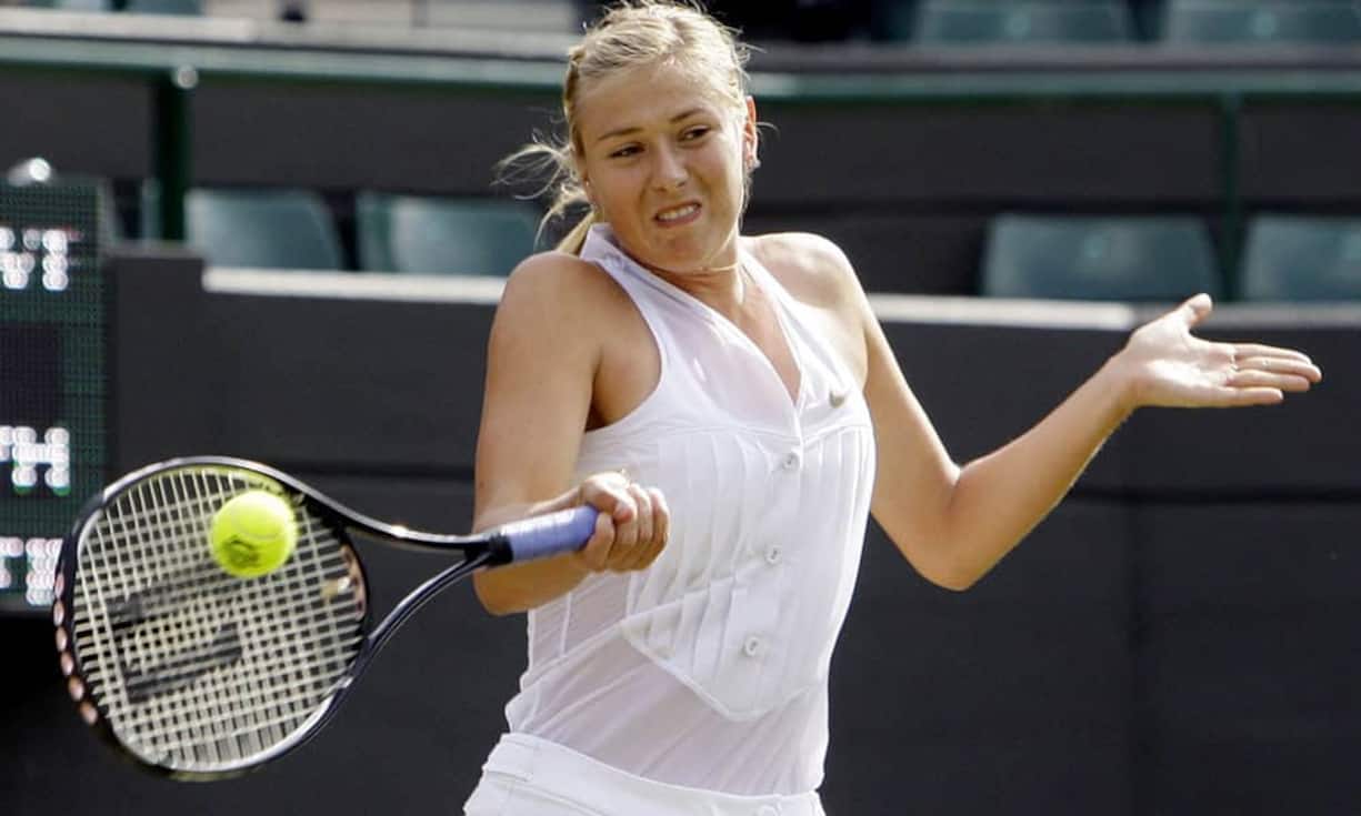 Im halbdurchsichtigen Tuxedo-ähnlichen Blüschen schlug im Jahr 2008 Maria Sharapova in Wimbledon auf.