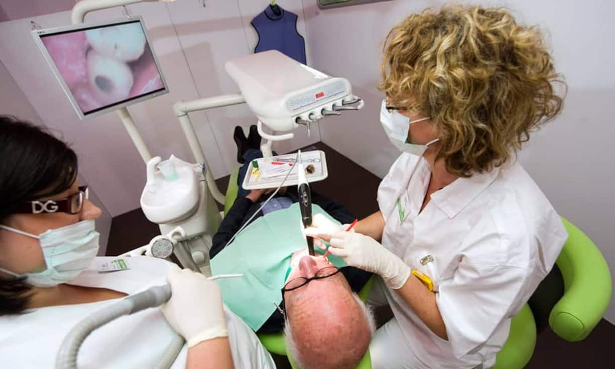 ZahnarztkostenZahnarztkosten können abgezogen werden, wenn es nicht eine Behandlung kosmetischer Art ist. Zudem müssen die Kosten den kantonal bestimmten Selbstbehalt für Krankheitskosten übersteigen ( Beispiele: SG zwei Prozent, ZH und BE fünf Prozent des Einkommens).Bilder: Keystone/Flickr