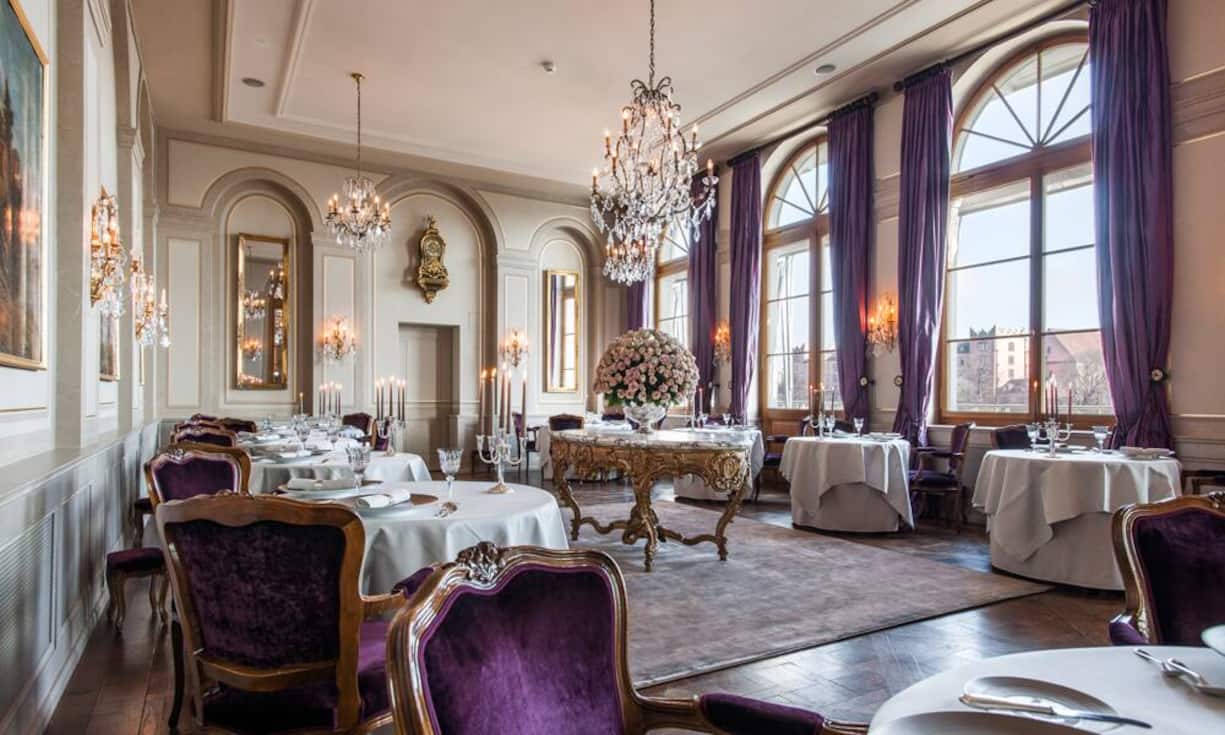 Platz 3 (Vorjahr: 7): Les Trois Rois, BaselDas Trois Rois, das erstmals in die Medaillenränge vorrückte, ist zwar eines der ältesten Stadthotels Europas, doch hält es nicht einfach nur die Zeit an, sondern steckt neue Energie rein und geht weiter. Reto Kocher, unser «Hotelier des Jahres», zeigt im siebten Jahr, was gelebte Gastfreundschaft ist, während Peter Knogl – möglicherweise der unaufgeregteste Spitzenkoch Europas – der Genusskultur im «Cheval Blanc» ein strahlendes Gesicht gibt.