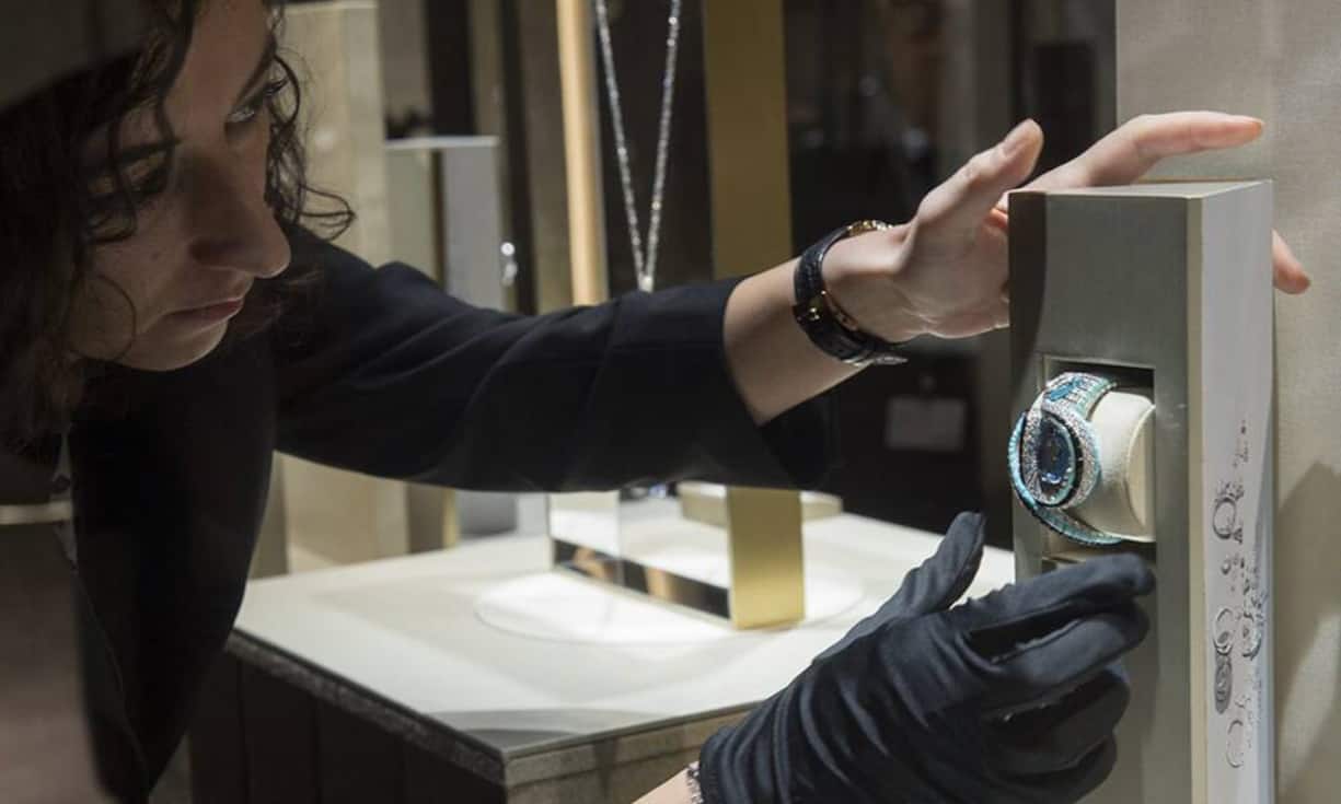 Zwar haben kleinere Manufakturen, Branchenneulinge und traditionelle Luxushäuser nicht die gleichen Ausgangslagen, doch gerade für kleinere Marken hat der Auftritt an der Messe auch Signalwirkung.