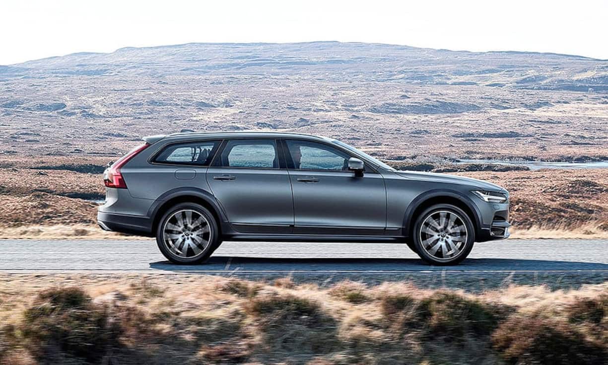 Inzwischen gibt  es vier Volvo XC-Baureihen; im Januar wird der XC70 vom V90 Cross Country abgelöst. Der verzichtet erstmals auf die steil stehende Heckscheibe (und vergibt damit 70 Liter vom Stauraum), ist mit 4,94 Metern zehn Zentimeter länger als sein Vorgänger und ragt sechs Zentimeter weiter in die Höhe als der Basis-V90. Der Zwei-Liter-Vierzylinder leistet zwischen 190 und 320 PS;  die Kraft wird via Achtstufenautomat permanent auf alle vier Räder verteilt. Preis ab 69'100 Franken.
