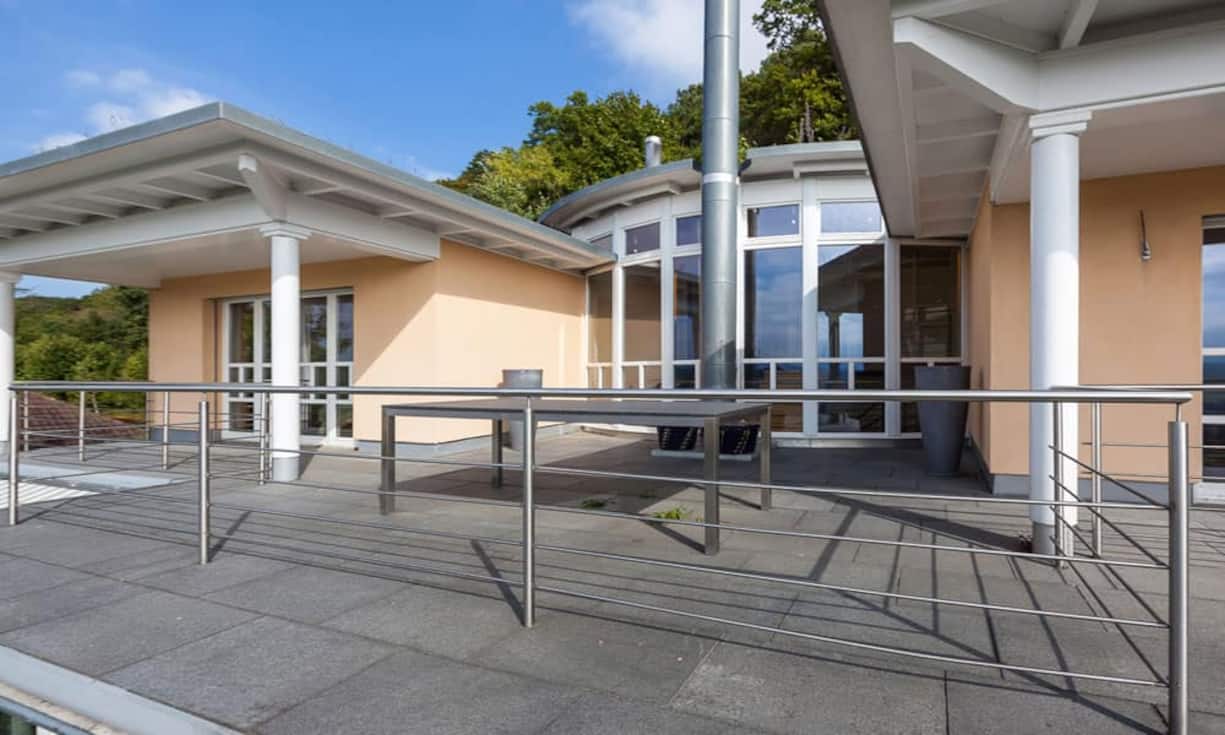 Die Architektur beinhaltet viele individuell gestaltete Kanten und Rundungen.