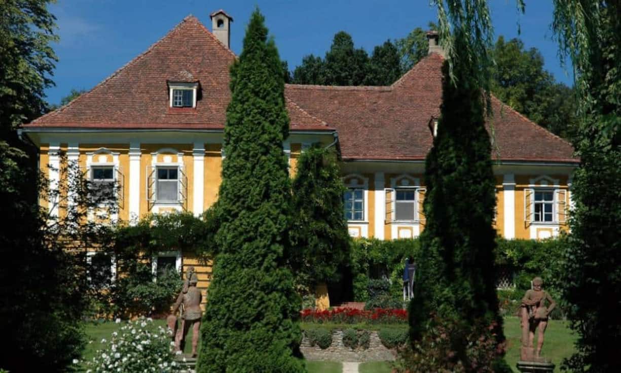 Jürgens wuchs als einer von drei Söhnen einer wohlhabenden Familie auf einem grossen Landgut auf. Sein Vater war von 1938 bis 1945 sowie von 1954 bis 1958 Bürgermeister der Kärtener Gemeinde Ottmanach. Jürgens’ Onkel mütterlicherseits war der Dadaist Hans Arp.