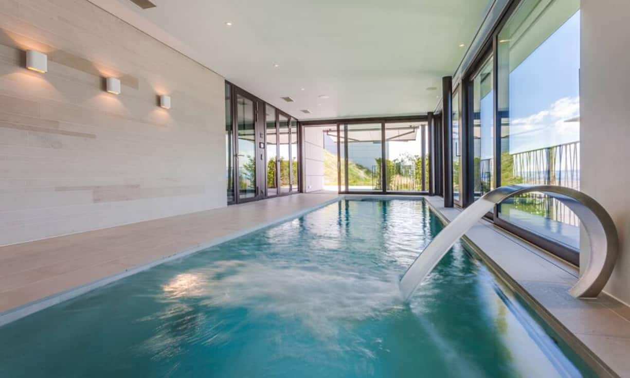 Die im Jahr 2015 erbaute Villa ist mit einem Wellnessbereich mit Indoorpool ausgestattet.