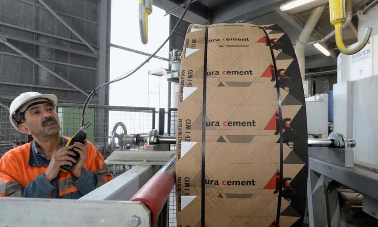 Angestellte im Bereich Materialien und Baustoffe werden 2016 wohl zu unverändertem Lohn arbeiten müssen. 2015 wurden ihre Verdienste noch um 0,5 Prozent erhöht.