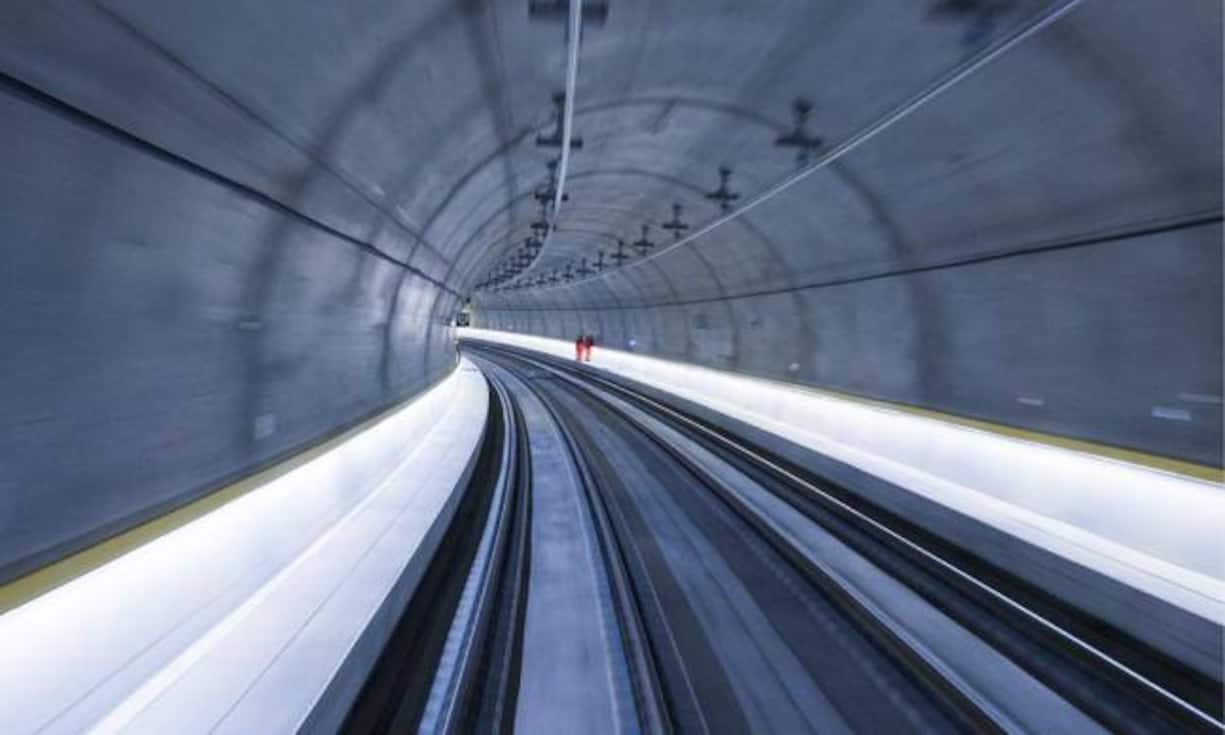 Blick in den Weinbergtunnel: Die zweispurige Linie führt von Zürich-Oerlikon in einer s-förmigen Kurve durch den neuen, 4,5 Kilometer langen Weinbergtunnel in den unterirdischen Durchgangsbahnhof Löwenstrasse. Von da geht es weiter über die Kohlendreieck- und Letzigrabenbrücke nach Altstetten.