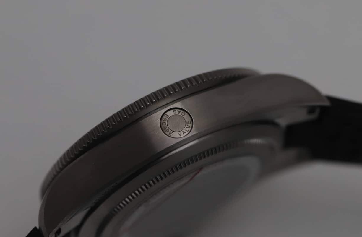 Sie verfügt über ein seitlich integriertes, automatisches Heliumventil für den professionellen Einsatz und eine variable Schliesse (5500 Fr. mit Titan- und Kautschukband).