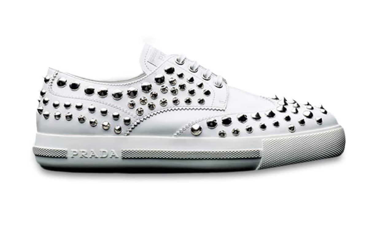 Prada Neon Sneakers: Nicht nur der Teufel trägt Prada, sondern auch Damen, die gerne modisch und trotzdem auf bequemen Gummisohlen unterwegs sind. Dafür hat das kultige Modelabel den Neon Sneaker aus gebürstetem Leder im Programm. Das ausgefallene Metall-Nieten-Design setzt ein optisches Highlight. Erhältlich im Prada-E-Store. Prada 610 Franken