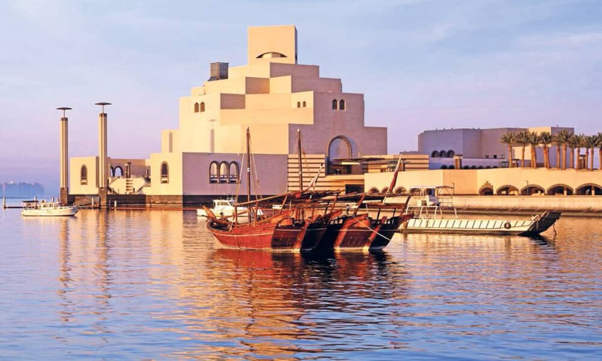 Doha City Tour - zum Nulltarif: Neu können Transitpassagiere von Qatar Airways bei einem Zwischenstopp von 5 bis 12 Stunden in der Hauptstadt des Emirats Katar eine kostenfreie dreistündige Stadtrundfahrt erleben, in Begleitung eines englischsprachigen Führers. Gebucht werden kann das Angebot ausschliesslich am Schalter von Doha City Tour im Hamad International Airport. Es gilt das Prinzip «first come, first served». Stadtrundfahrt für Transitpassagiere: Gratis