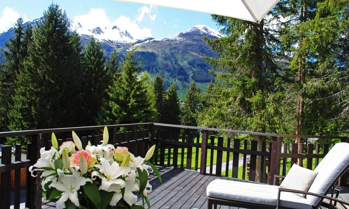 ... die beeindruckende Bergkulisse von Schatzalp und Parsenn betrachtet werden kann.