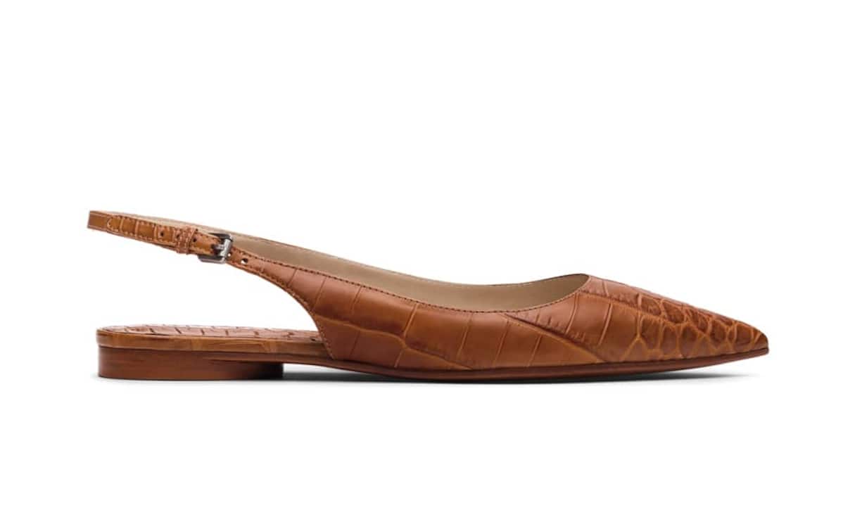 Schlicht: Michael Kors  Aus echtem Krokoleder und vorne spitz zulaufend ist dieser flache Slingback, der einen weiten Ausschnitt besitzt und ein Riemchen an der Rückseite des Knöchels. Genau der richtige Begleiter für einen langen Arbeitstag. Preis 2.626 Franken