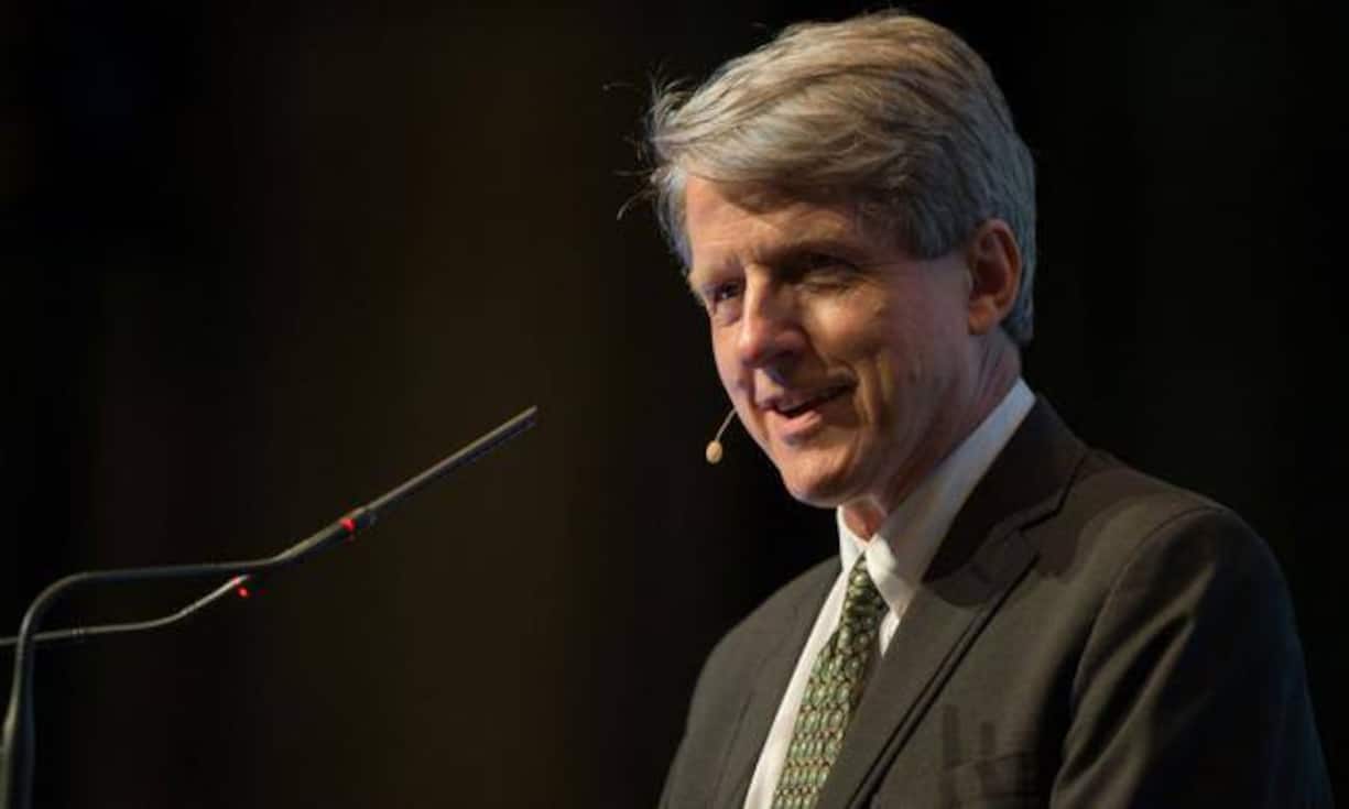 Robert Shiller erhielt 2013 den Nobelpreis und ist Professor an der Yale University. Sein Buch «irrationaler Überschwang» erschien im Jahr 2000 und wurde zum Bestseller. Shiller entwickelte den bekannten Case-Shiller-Index mit, der die Entwicklung des US-Immobilienmarktes abzeichnet. Er belegt den 3. Rang der einflussreichsten Ökonomen.