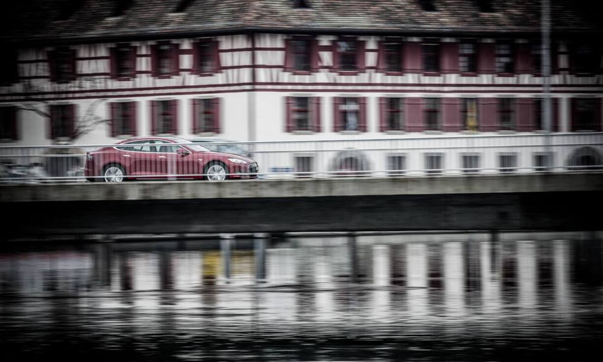 Ein grosser Nachteil: Stromladestellen gibt es für den Wagen noch nicht viele. 
Das Auto hat der Fotograf Patrick Stoll exklusiv für handelszeitung.ch in Szene gesetzt.