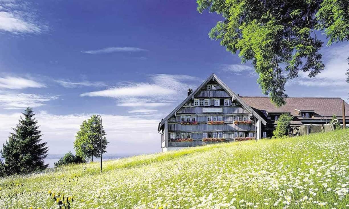 Ausflug - Gasthaus zum Gupf
Um im Gasthaus mit 17 Gault-Millau-Punkten und einem Michelin-Stern ein Dinner zu geniessen, muss man einen Tisch reservieren. Es lohnt sich auch, ein Doppelzimmer inklusive Frühstück ab 260 Franken zu buchen – den mit rund 30’000 Flaschen bestückten Weinkeller darf man nicht nur anschauen. Vom 1’083 Meter hohen Gupf im Appenzellerland hat man einen traumhaften Panoramablick.
Fünf-Gang-Menü, exklusive Getränke 129 Franken pro Person