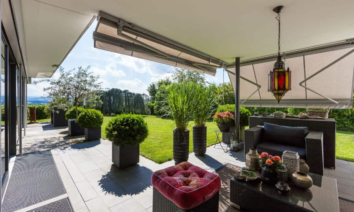 Die Stadt Wil ist in ca. 4 Fahrminuten zu erreichen. Die Nähe an die Autobahn A1 stellt eine gute Ausgangslage für Fahrten nach Zürich (ca. 40 min.), St. Gallen (ca. 20 min.) und Flughafen Kloten (ca. 35 min.) dar. 
Preis: Auf Anfrage 
Quelle und Bilder: Engel & Völkers