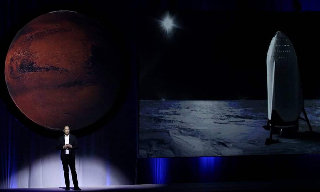 Mars-Siedlungen: Menschen auf dem Mars - im September 2016 stellt Musk detaillierte Ideen für eine Besiedlung des Planeten vor. Grosse Raumschiffe, die im All betankt werden können, sollen mindestens 100 Menschen und riesige Mengen Material transportieren. SpaceX will möglicherweise schon 2018 ein unbemanntes Raumschiff zum Mars schicken, ab 2025 könnten die ersten Menschen seiner Vision zufolge dorthin reisen.