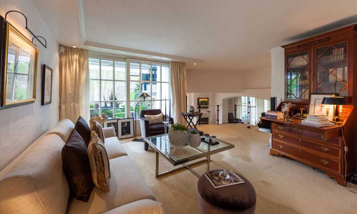 Die 13 Zimmer und zwei Badezimmer verteilen sich auf einer Wohnfläche von 269 Quadratmetern. Die gesamte Grundstücksfläche beträgt über 2'600 Quadratmeter.