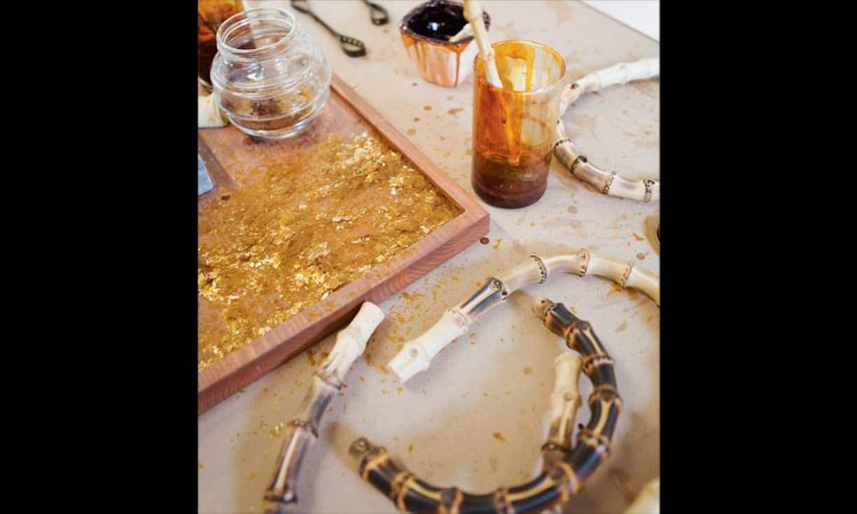 Anschliessend wird der gebogene Taschengriff mit einem Naturlack behandelt.