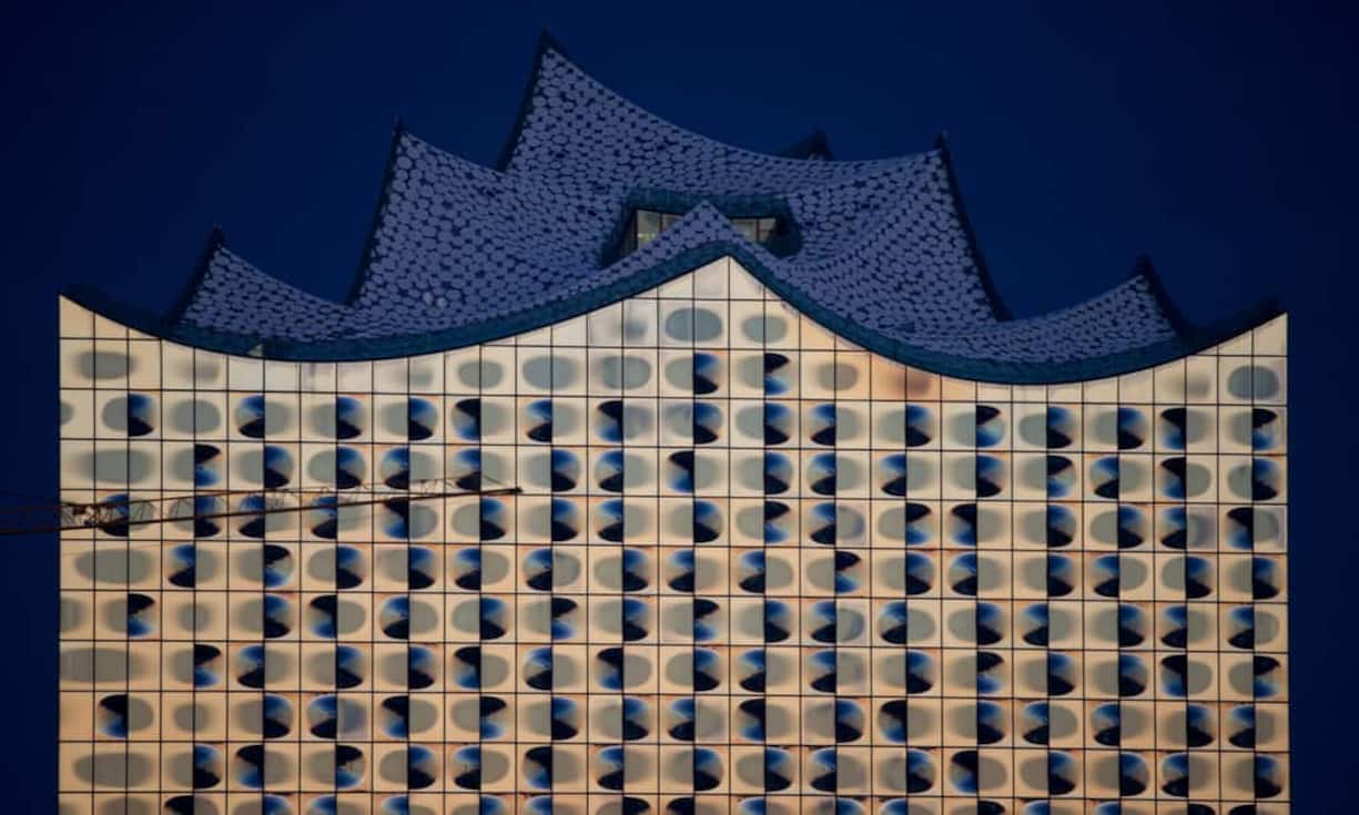 Die Glasfassade leuchtet und lenkt den Blick auf das Gebäude.